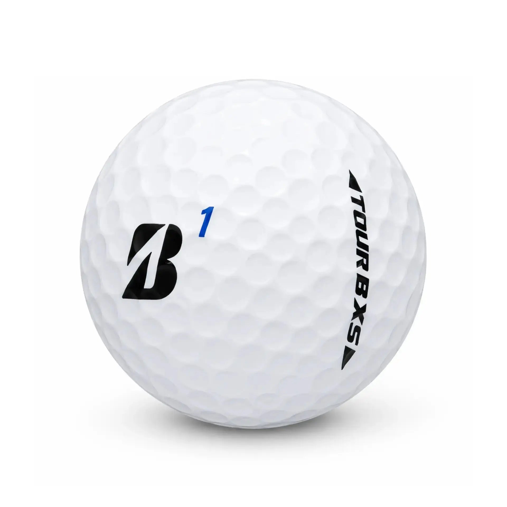 Weißer Golfball mit Tour B XS Logo und dimpled Oberfläche vor hellem Hintergrund