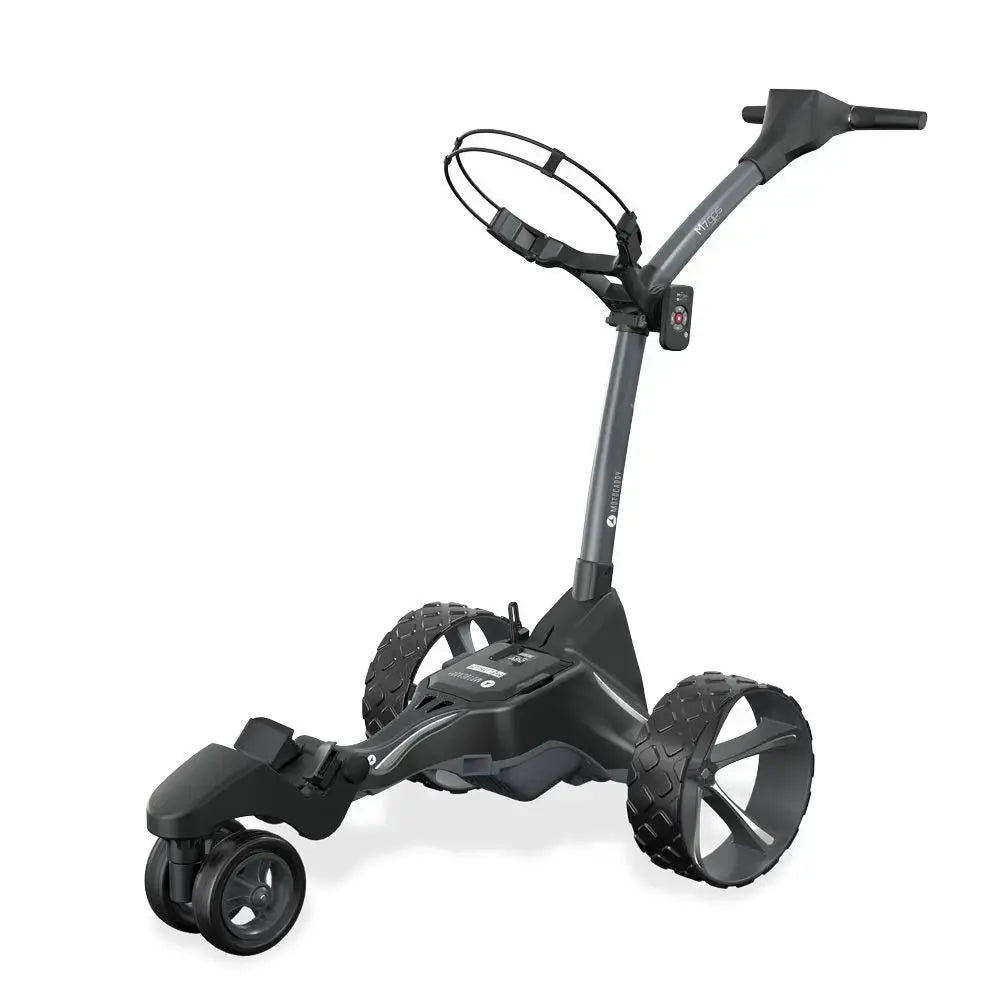 Moderner schwarzer E-Trolley für Golfbags mit großen Reifen, isoliert vor weißem Hintergrund
