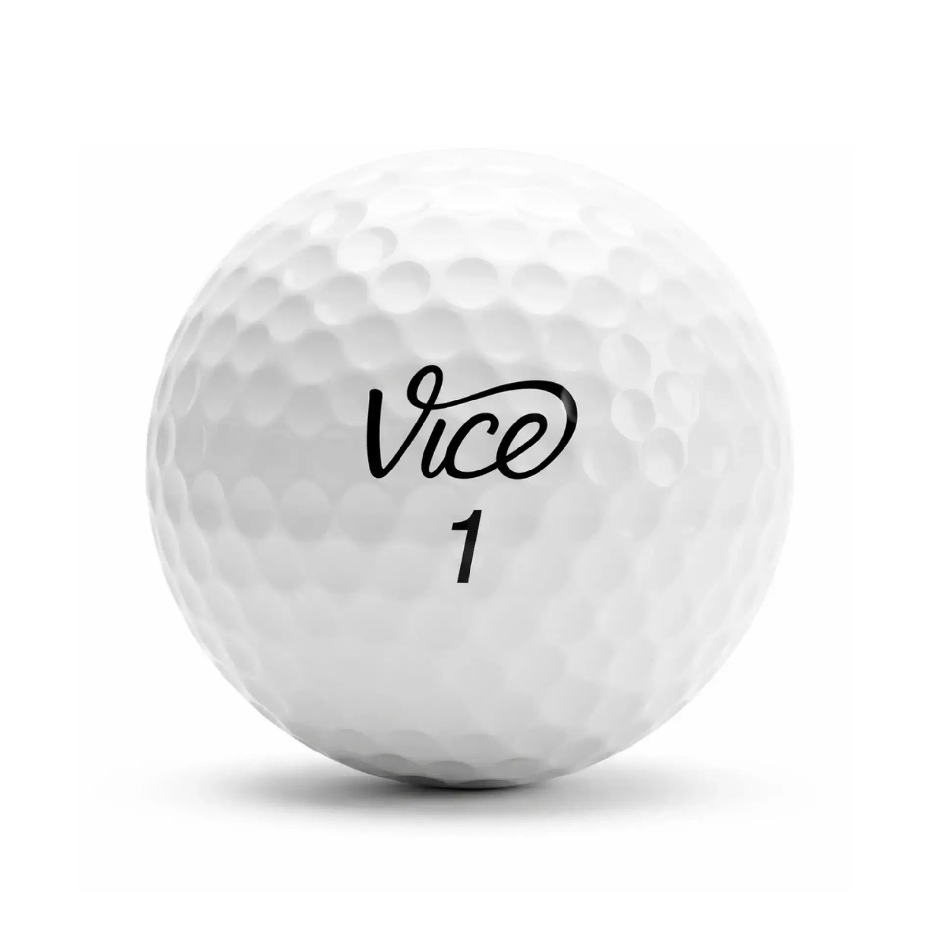 Weißer Golfball Vice Pro Soft mit Nummer 1 und dimpled Oberfläche auf weißem Hintergrund