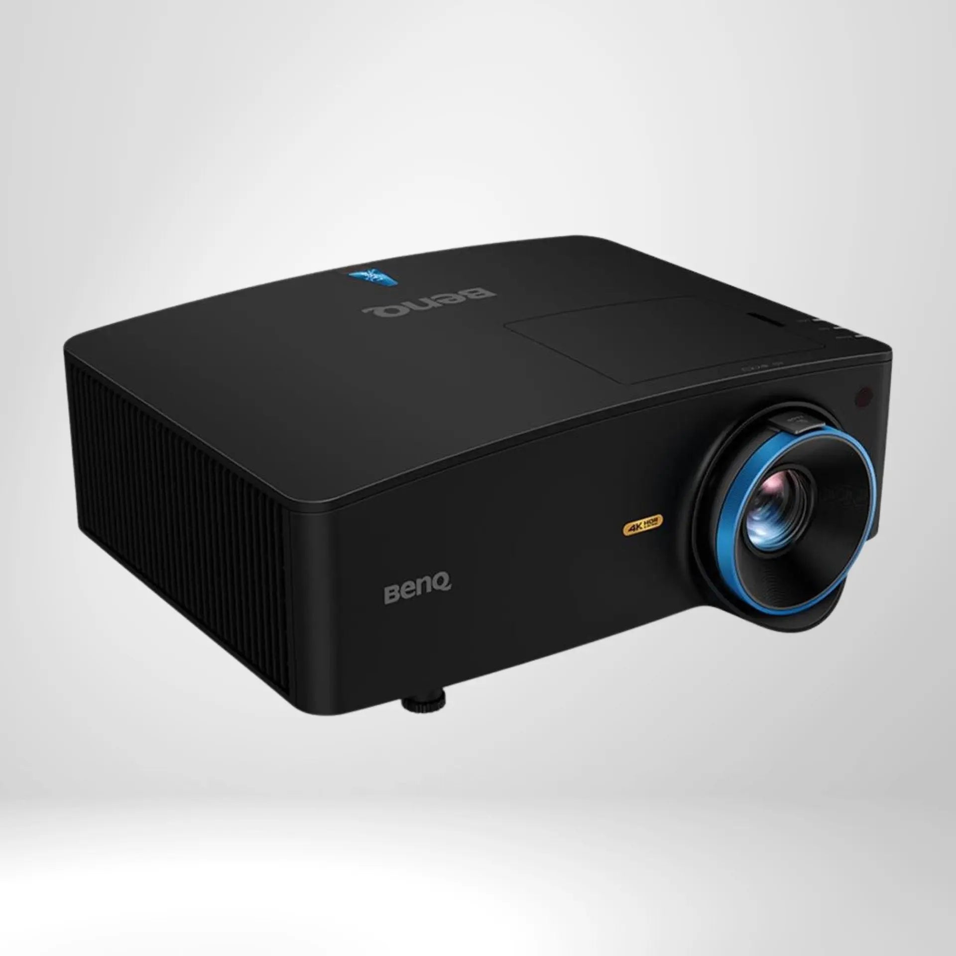 Schwarzer BenQ 4K Projektor mit blauem Objektivring, geeignet für Indoor Golf Simulatoren
