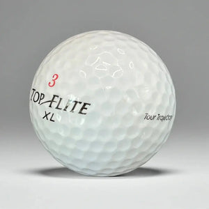Weißer Golfball Top Flite XL mit Textur und Nummer 3, Nahaufnahme auf grauem Hintergrund