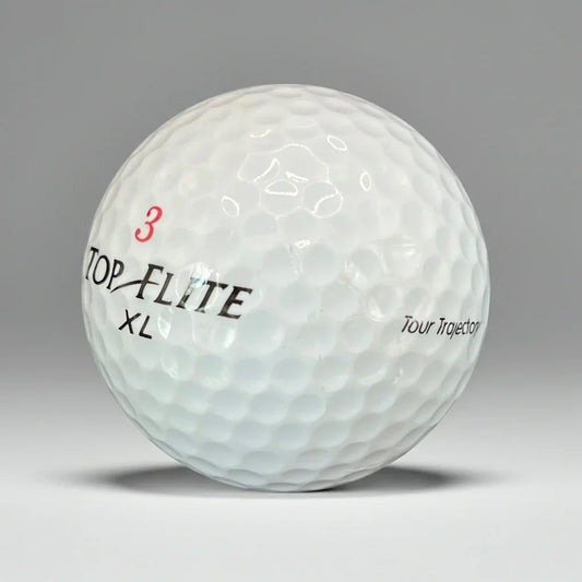 Weißer Golfball Top Flite XL mit Textur und Nummer 3, Nahaufnahme auf grauem Hintergrund