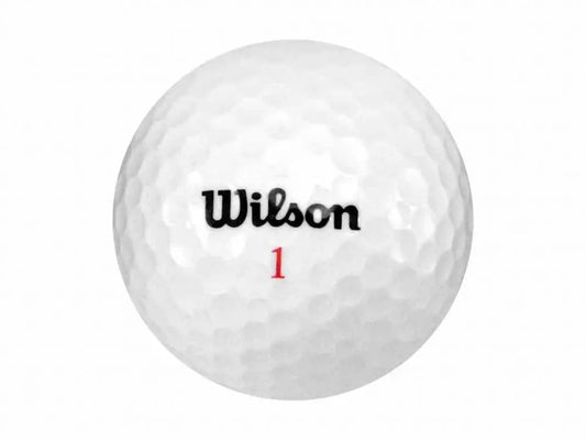 Weißer Golfball mit Wilson Logo und roter Nummer 1 auf weißem Hintergrund