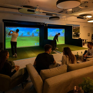 GSK ELITE Swing Dome - Full-Setup mit Simulator und Bodenbelag in einer modernen Indoor-Golf-Umgebung.
