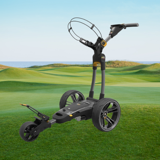 Moderner E-Trolley für Golfbags mit großen Rädern auf grünem Golfplatz, blauer Himmel