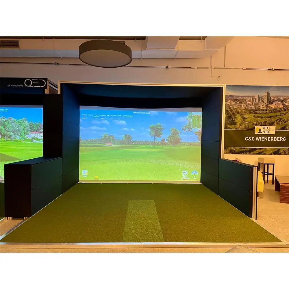Moderner Indoor Golf Simulator mit großem Bildschirm und Kunstrasen für Golftraining