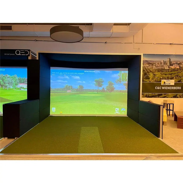 Moderner Indoor Golf Simulator mit großem Bildschirm und Kunstrasen für Golftraining