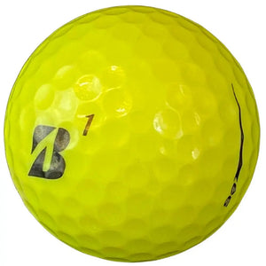 Gelber Golfball mit dimpled Oberfläche, schwarze Markierung und Zahl 1, Nahaufnahme