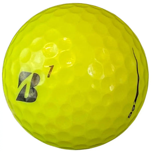 Gelber Golfball mit dimpled Oberfläche, schwarze Markierung und Zahl 1, Nahaufnahme