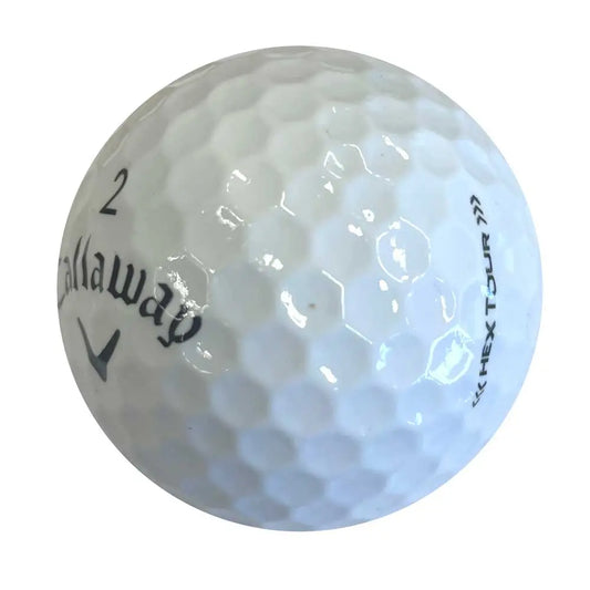 Weißer Callaway Hex Tour Soft Golfball mit Nummer 2 und HEX TOUR Schriftzug, Nahaufnahme