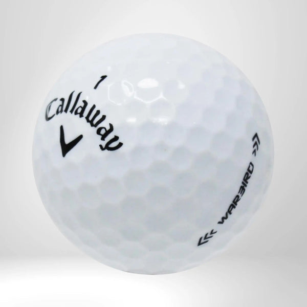 Weißer Golfball mit dimpelter Oberfläche und schwarzer Callaway sowie Warbird Beschriftung