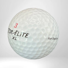 Weißer Golfball Top Flite XL mit Nummer 3, Nahaufnahme auf hellem Hintergrund