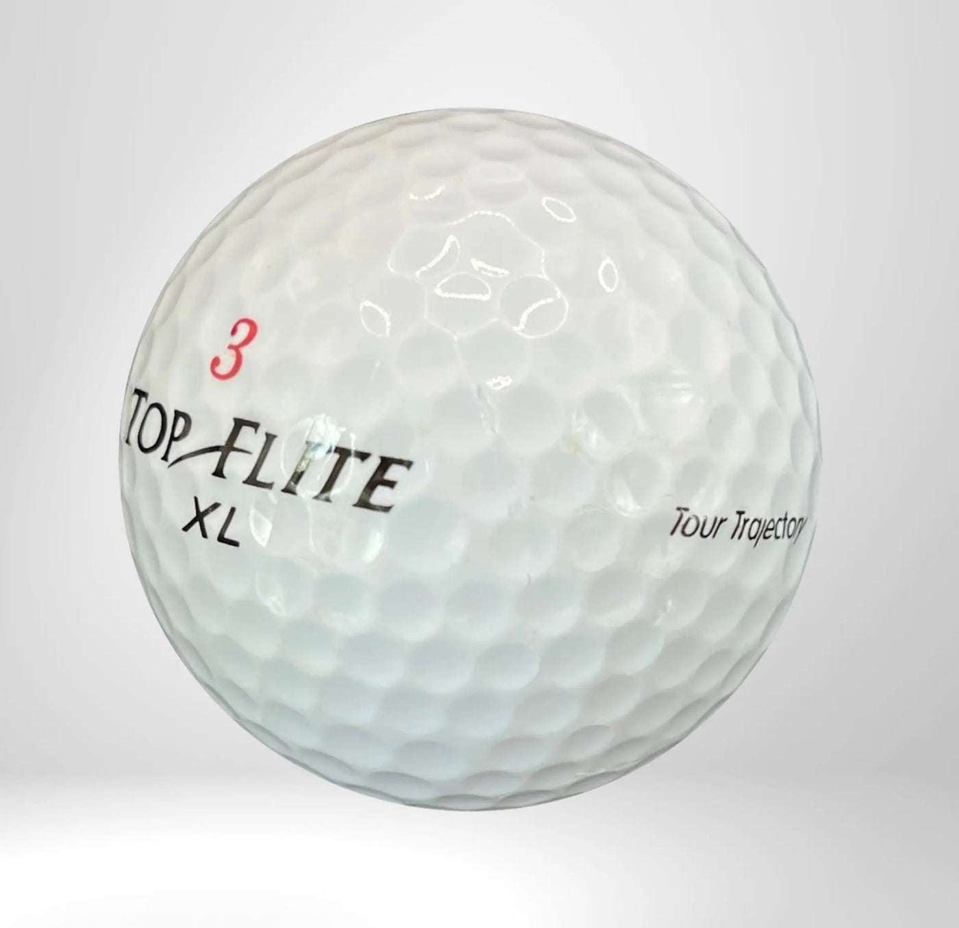 Weißer Golfball Top Flite XL mit Nummer 3, Nahaufnahme auf hellem Hintergrund