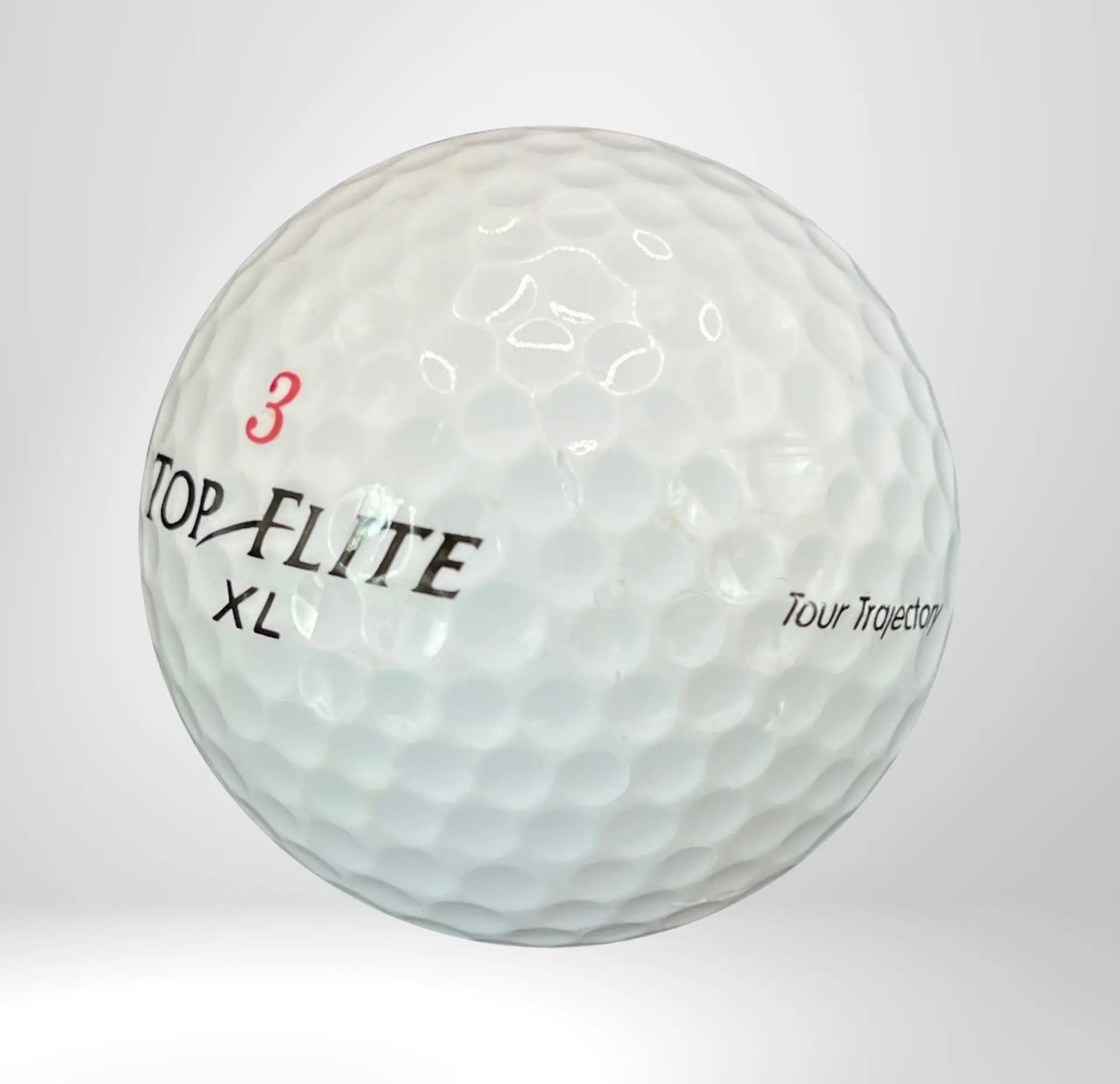 Weißer Golfball Top Flite XL mit Nummer 3, Nahaufnahme auf hellem Hintergrund
