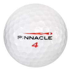 Weißer Golfball mit schwarzem Pinnacle-Logo und roter Nummer 4, Nahaufnahme