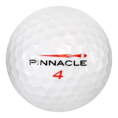 Weißer Golfball mit schwarzem Pinnacle-Logo und roter Nummer 4, Nahaufnahme