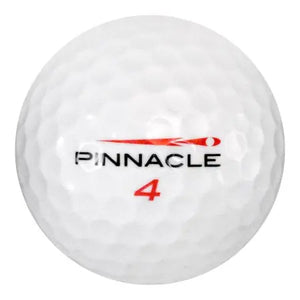 Weißer Golfball mit schwarzem Pinnacle-Logo und roter Nummer 4, Nahaufnahme