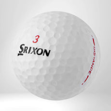 Weißer Srixon Distance Golfball mit roter Zahl 3 und schwarzem Logo auf neutralem Hintergrund