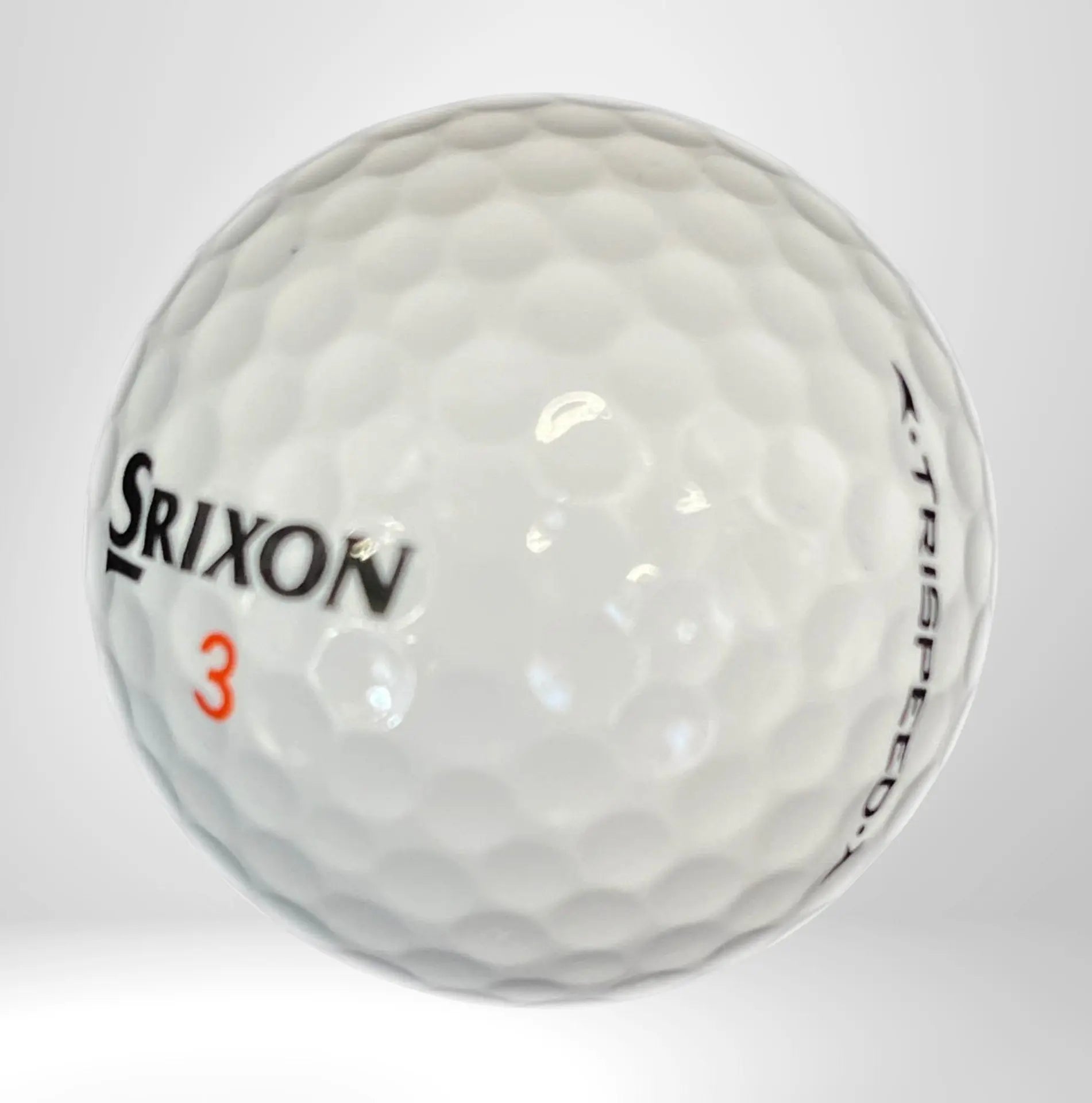 Weißer Golfball mit Srixon-Logo, Aufschrift Trispeed und roter Nummer 3, vor neutralem Hintergrund.