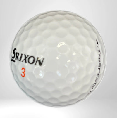 Weißer Golfball mit Srixon-Logo, Aufschrift Trispeed und roter Nummer 3, vor neutralem Hintergrund.