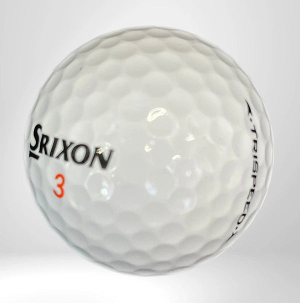 Weißer Golfball mit Srixon-Logo, Aufschrift Trispeed und roter Nummer 3, vor neutralem Hintergrund.