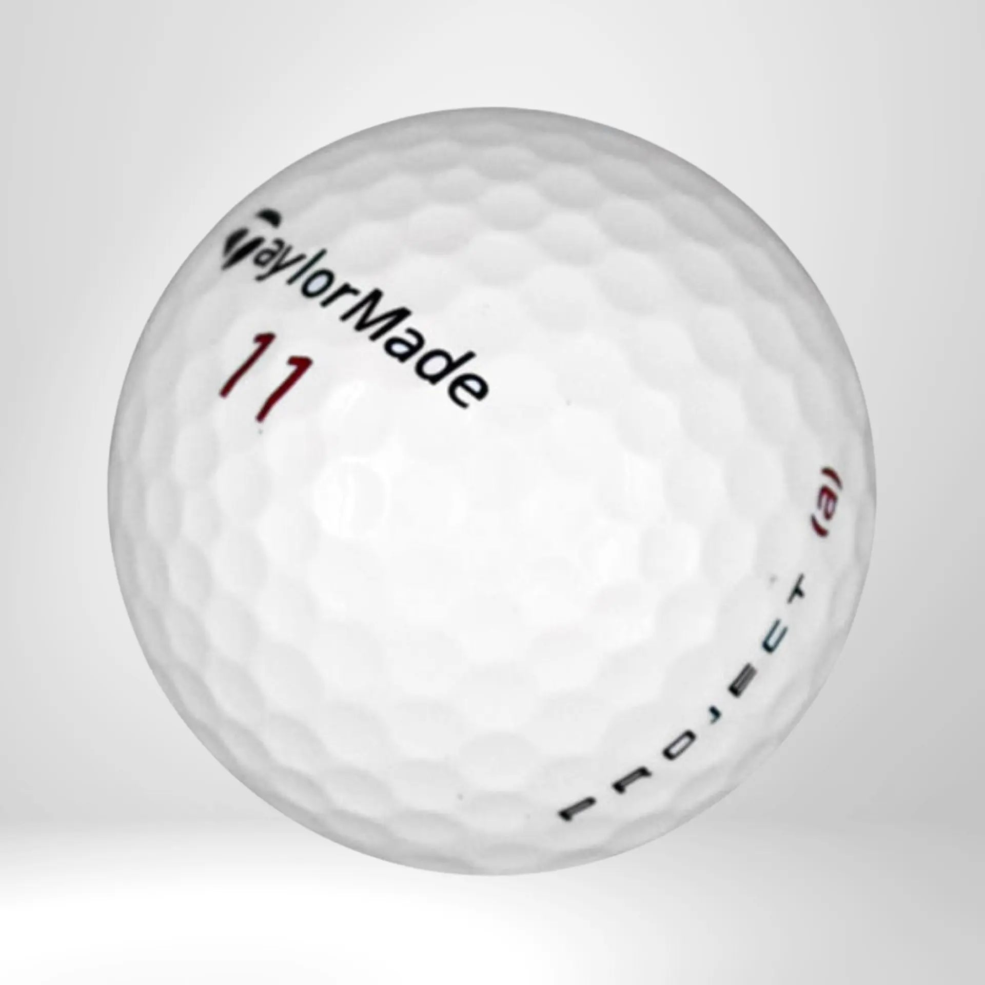 Weißer TaylorMade Project (a) Golfball mit roter Zahl 11, Nahaufnahme, strukturierte Oberfläche