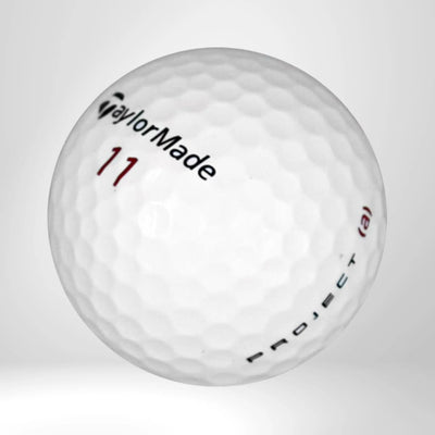Weißer TaylorMade Project (a) Golfball mit roter Zahl 11, Nahaufnahme, strukturierte Oberfläche