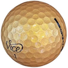 Gelber Vice Golfball mit strukturierter Oberfläche und schwarzem Logo, Nahaufnahme