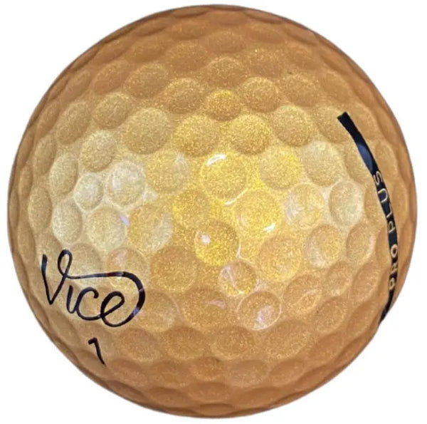 Gelber Vice Golfball mit strukturierter Oberfläche und schwarzem Logo, Nahaufnahme