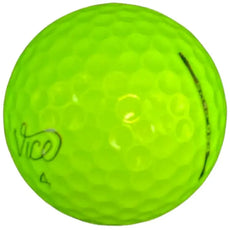 Leuchtend gelber Golfball mit dimpelter Oberfläche und sichtbarem Logo