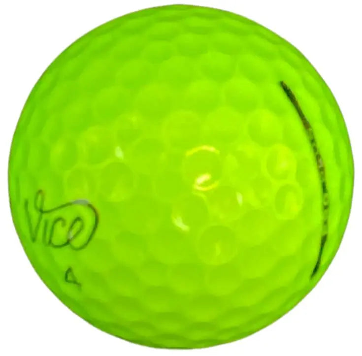 Leuchtend gelber Golfball mit dimpelter Oberfläche und sichtbarem Logo