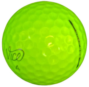 Leuchtend gelber Golfball mit dimpelter Oberfläche und sichtbarem Logo