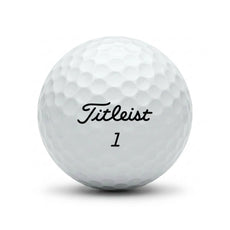 Weißer Titleist Golfball Pro V1 2022 mit deutlicher Prägung auf weißem Hintergrund