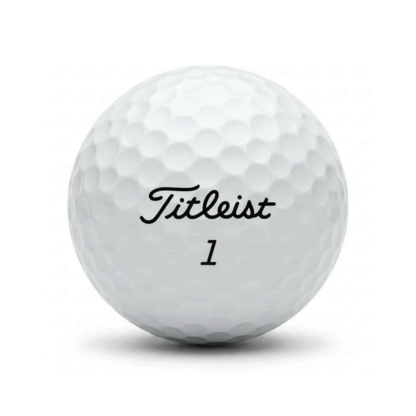 Weißer Titleist Golfball Pro V1 2022 mit deutlicher Prägung auf weißem Hintergrund