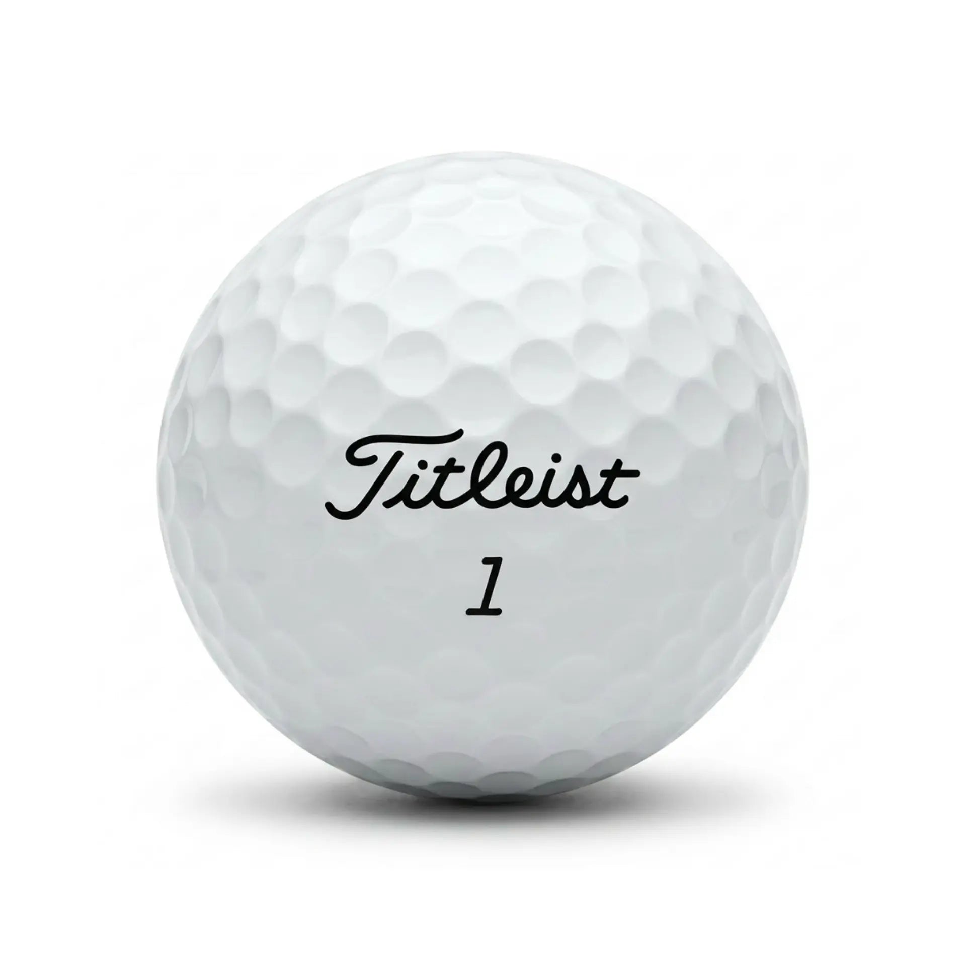 Weißer Titleist Golfball Pro V1 2022 mit deutlicher Prägung auf weißem Hintergrund