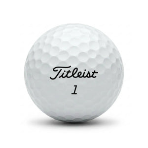 Weißer Titleist Golfball Pro V1 2022 mit deutlicher Prägung auf weißem Hintergrund