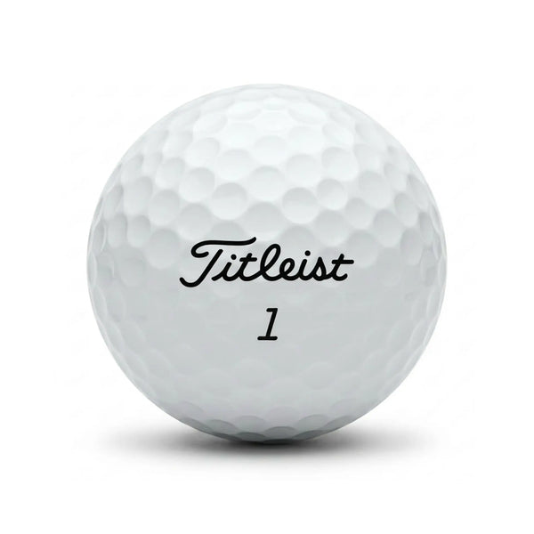 Weißer Titleist Golfball Pro V1 2022 mit deutlicher Prägung auf weißem Hintergrund
