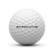 Golfball Pro V1 2022 mit sichtbarer Beschriftung und typischem Dimples-Muster auf weißem Hintergrund