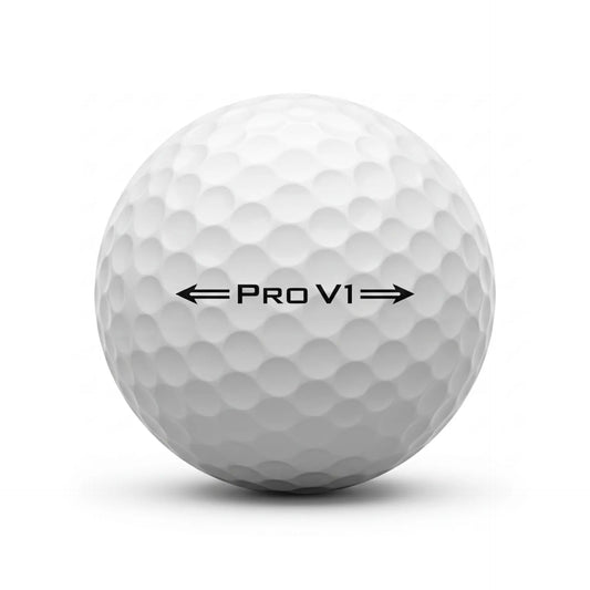 Golfball Pro V1 2022 mit sichtbarer Beschriftung und typischem Dimples-Muster auf weißem Hintergrund