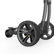 Großaufnahme der Hinterräder eines modernen E-Trolleys für Golf, schwarze Felgen, Outdoor Zubehör