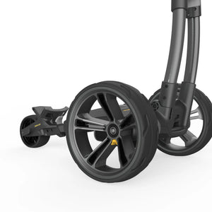 Großaufnahme der Hinterräder eines modernen E-Trolleys für Golf, schwarze Felgen, Outdoor Zubehör
