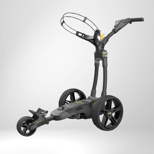 Moderner, schwarzer E-Trolley für Golfbags mit drei Rädern auf weißem Hintergrund