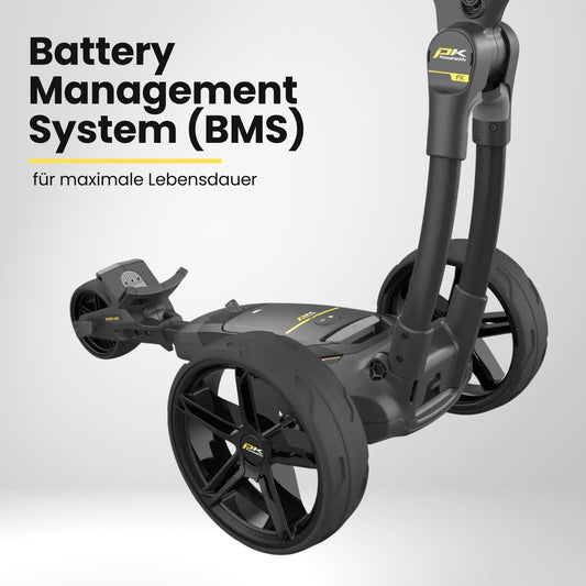 Moderner schwarzer E-Trolley Golfwagen mit großen Rädern und gelben Akzenten auf weißem Hintergrund