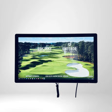 Monitor mit Golf Indoor Simulator Software, virtuelle Golfplatz-Ansicht auf weißem Hintergrund