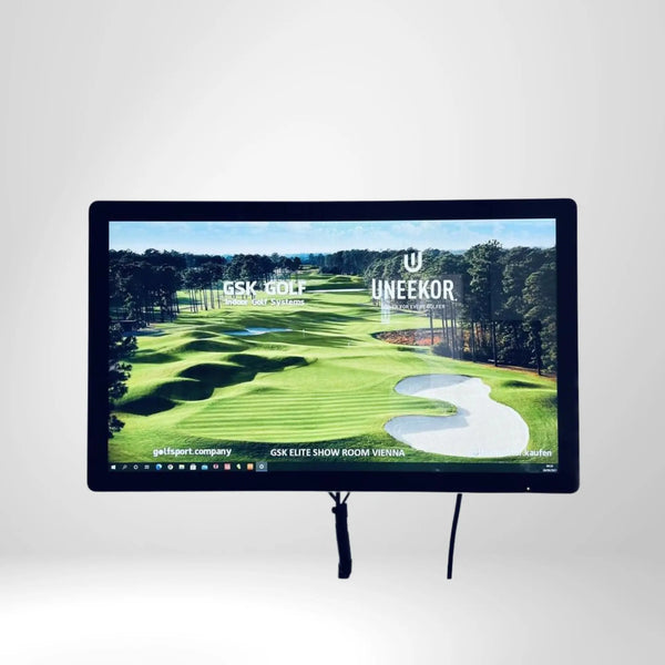 Monitor mit Golf Indoor Simulator Software, virtuelle Golfplatz-Ansicht auf weißem Hintergrund