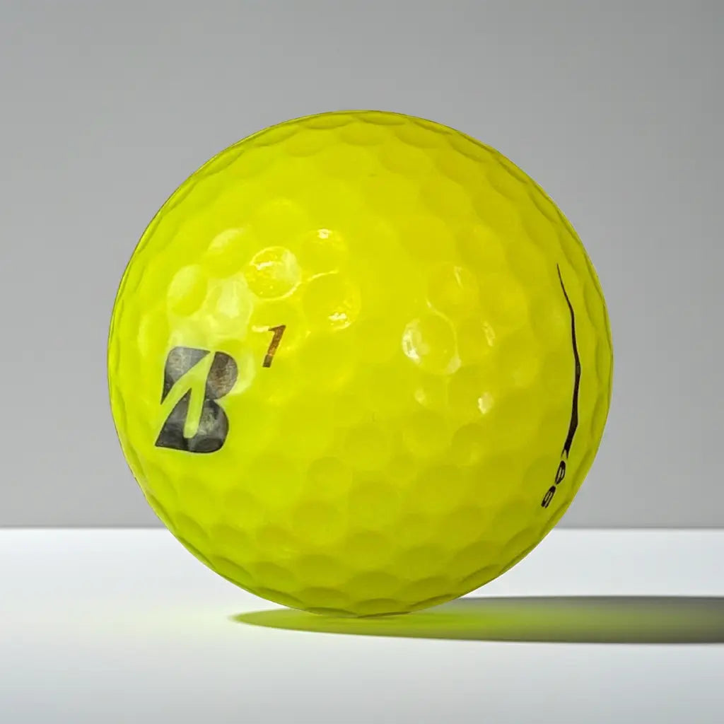 Gelber Golfball mit Logo und Zahl, Golf Zubehör, detaillierte Nahaufnahme