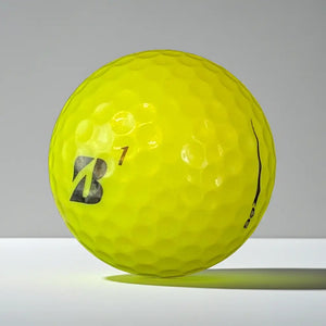 Gelber Golfball mit Logo und Zahl, Golf Zubehör, detaillierte Nahaufnahme