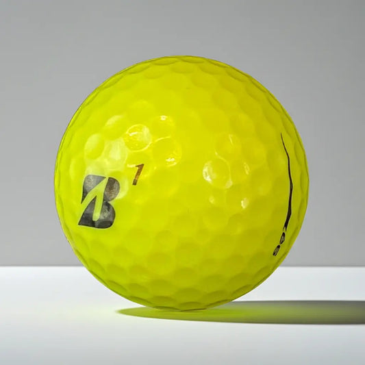 Gelber Golfball mit Logo und Zahl, Golf Zubehör, detaillierte Nahaufnahme