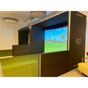 Moderner Indoor Golf Simulator mit großer Projektionsfläche und Kunstrasen im Raum