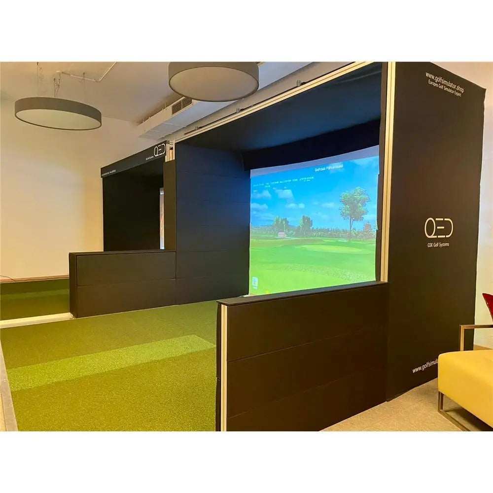 Moderner Indoor Golf Simulator mit Kunstrasen und großem Bildschirm in hellem Raum